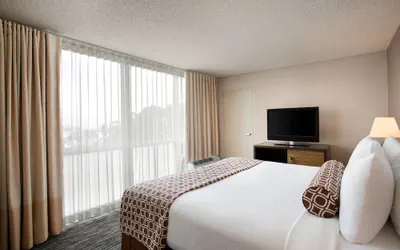 Photo 2 - Crowne Plaza San Francisco Airport by IHG