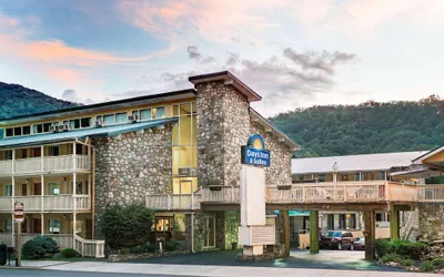 Photo 2 - Days Inn & Suites by Wyndham Downtown Gatlinburg Parkway