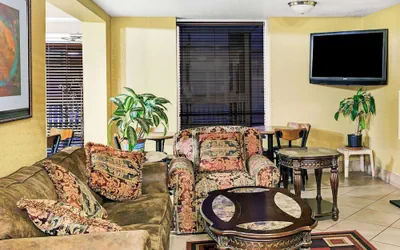 Photo 4 - Days Inn & Suites by Wyndham Downtown Gatlinburg Parkway