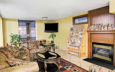 Photo 3 - Days Inn & Suites by Wyndham Downtown Gatlinburg Parkway