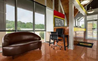 Photo 4 - Super 8 by Wyndham Macon GA