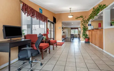 Photo 3 - Econo Lodge Oxford near Choccolocco Park