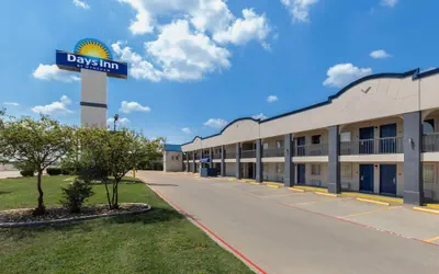 Photo 2 - Days Inn by Wyndham Temple