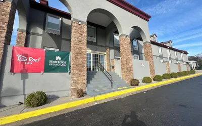 Photo 2 - HomeTowne Studios by Red Roof Richmond, VA - W Broad St