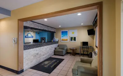 Photo 3 - Days Inn by Wyndham Ankeny - Des Moines