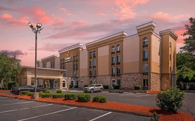 Photo 2 - Comfort Inn & Suites East Hartford - Hartford