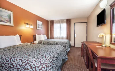 Photo 3 - Red Carpet Inn