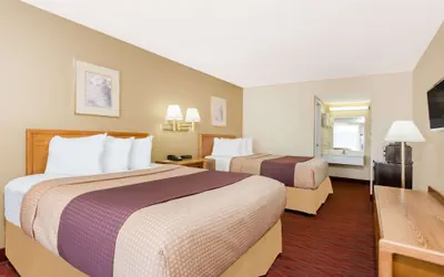 Photo 3 - Days Inn by Wyndham Staunton
