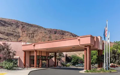 Photo 2 - Quality Suites Moab near Arches National Park