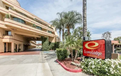 Photo 2 - Econo Lodge Inn & Suites Riverside - Corona