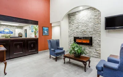 Photo 2 - Days Inn by Wyndham Hendersonville