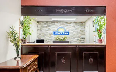 Photo 3 - Days Inn by Wyndham Hendersonville