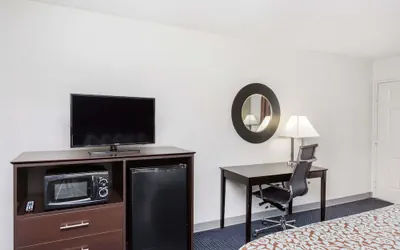 Photo 4 - Days Inn by Wyndham Hendersonville