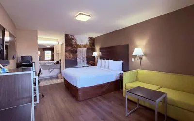 Photo 2 - Clarion Pointe Athens I-65