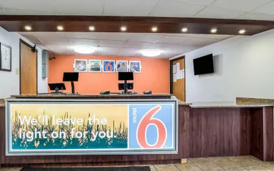 Photo 3 - Motel 6 Elk Grove Village, IL