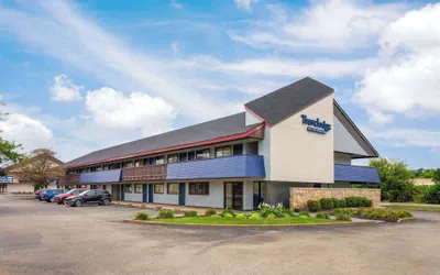 Photo 2 - Travelodge by Wyndham Peoria