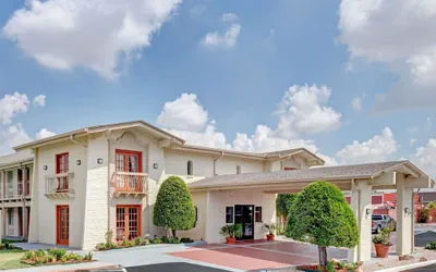 Photo 2 - Travelodge by Wyndham North Richland Hills/Dallas/Ft Worth