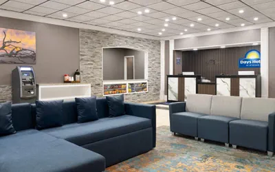 Photo 3 - Days Hotel by Wyndham Williamsburg I-64