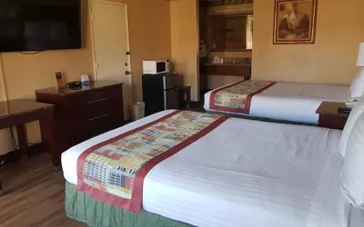 Photo 5 - Travelodge by Wyndham Costa Mesa Newport Beach Hacienda