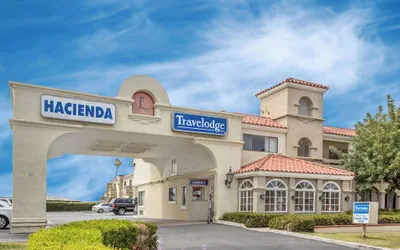Photo 2 - Travelodge by Wyndham Costa Mesa Newport Beach Hacienda