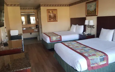 Photo 3 - Travelodge by Wyndham Costa Mesa Newport Beach Hacienda