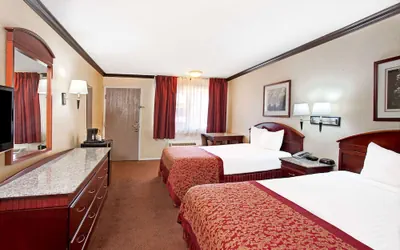 Photo 4 - Ramada by Wyndham Pasadena