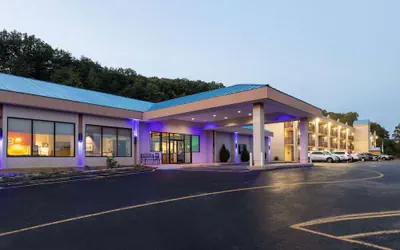 Photo 2 - Howard Johnson Hotel & Conference Center by Wyndham Salem
