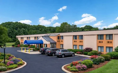 Photo 2 - All Seasons Inn & Suites Smithfield Providence