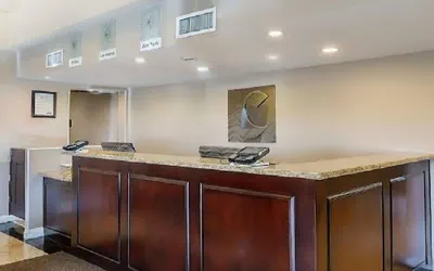 Photo 2 - Comfort Inn & Suites Huntington Beach