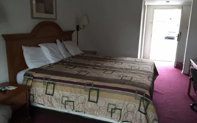 Photo 4 - Econo Lodge Franklin
