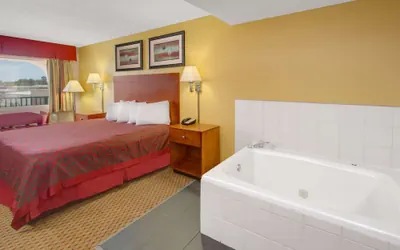 Photo 4 - Days Inn by Wyndham Gulfport