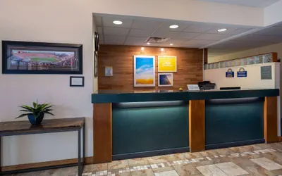 Photo 3 - Days Inn & Suites by Wyndham Madison