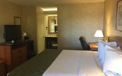 Photo 3 - Days Inn & Suites by Wyndham Albuquerque North