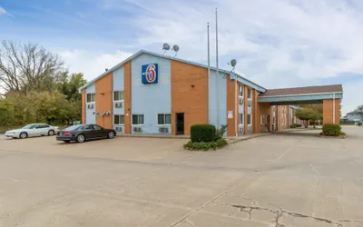 Photo 2 - Motel 6 Davenport, IA