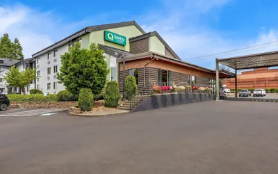 Photo 2 - Quality Inn & Suites Clackamas – Portland
