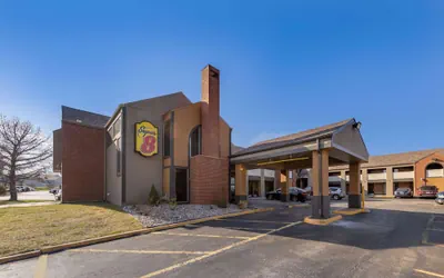 Photo 2 - Super 8 by Wyndham Kansas City Airport North