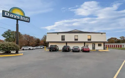 Photo 2 - Days Inn by Wyndham Chesapeake