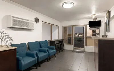 Photo 4 - Travelodge by Wyndham Everett City Center
