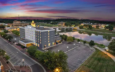 Photo 2 - Courtyard by Marriott Hamilton