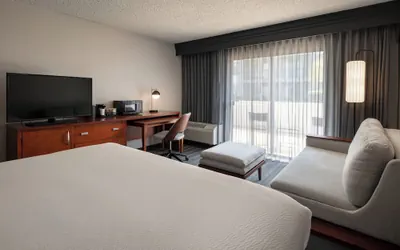 Photo 5 - Courtyard by Marriott Fresno