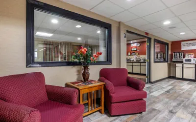 Photo 4 - Econo Lodge Milwaukee Airport