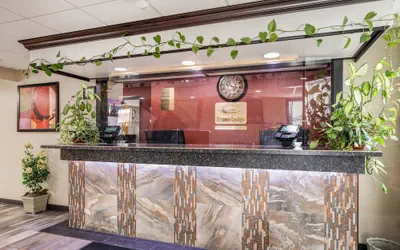 Photo 3 - Econo Lodge Milwaukee Airport