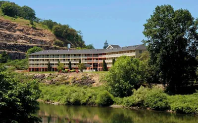 Photo 2 - The Lodge at Roseburg