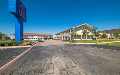 Photo 2 - Motel 6 Dallas, TX - Farmers Branch