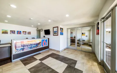 Photo 3 - Motel 6 Dallas, TX - Farmers Branch