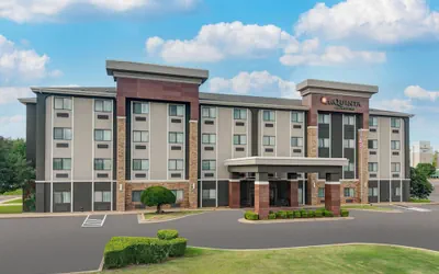 Photo 2 - La Quinta Inn & Suites by Wyndham Midwest City - Tinker AFB