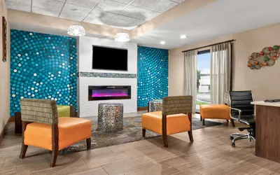 Photo 5 - La Quinta Inn & Suites by Wyndham Midwest City - Tinker AFB