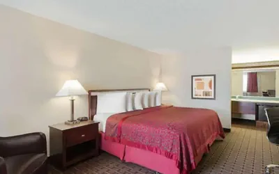 Photo 4 - Days Inn by Wyndham Auburn