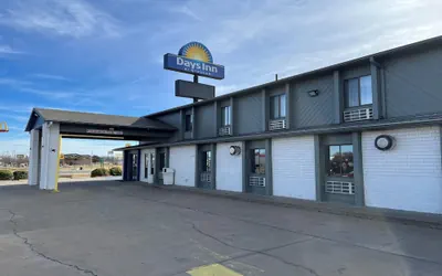 Photo 2 - Days Inn by Wyndham Salina I-70