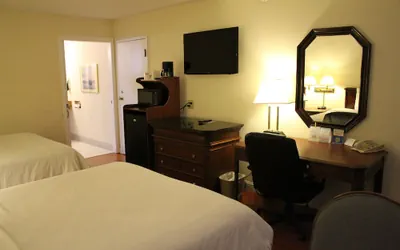 Photo 4 - Days Inn & Suites by Wyndham Sunnyvale